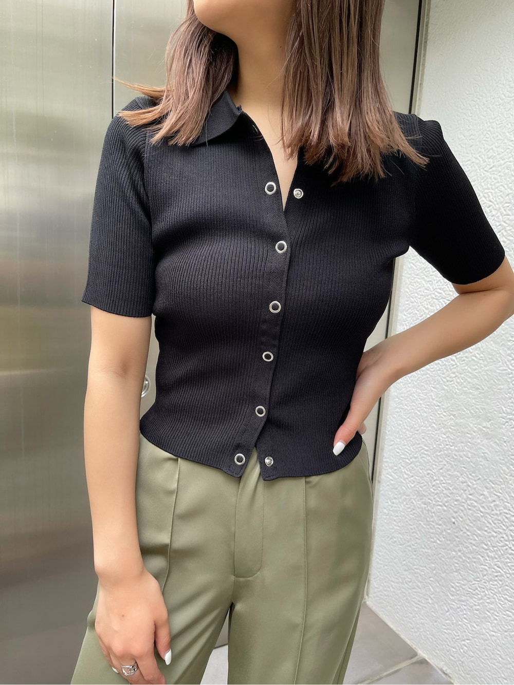 ベージュ系のその他パンツ、ベージュ系のトレンチコート、ブラック系のサンダルを着用したレディースの春コーディネートの5枚目の写真