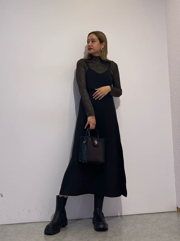 ブラック系のショルダーバッグ、ブラック系のブーツ、ブラウン系のTシャツ/カットソーを着用したレディースの秋コーディネートの2枚目の写真