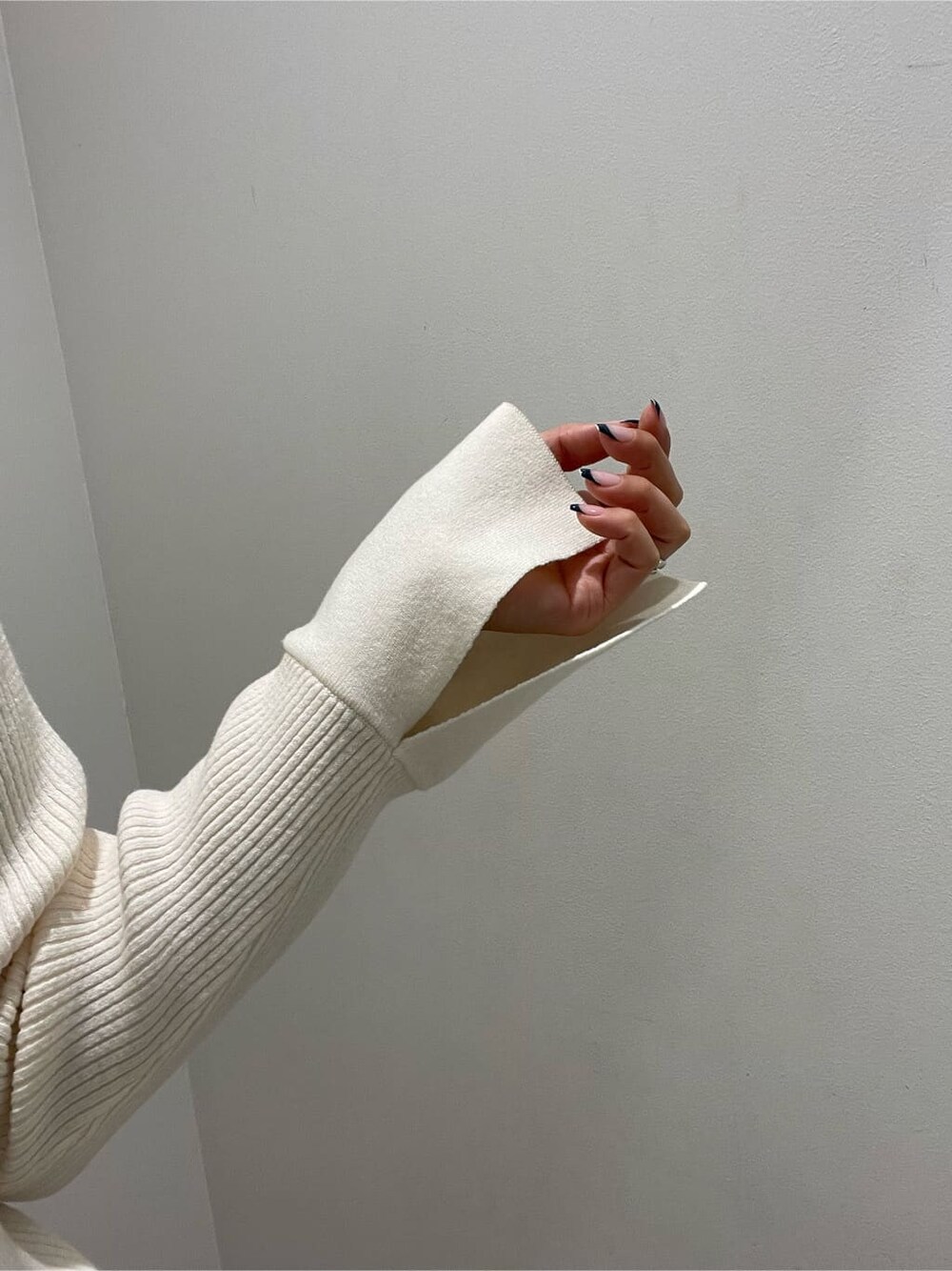 ブラック系のブーツ、ブラック系のボディバッグ/ウエストポーチ、ホワイト系のワンピースを着用したレディースの冬コーディネートの5枚目の写真