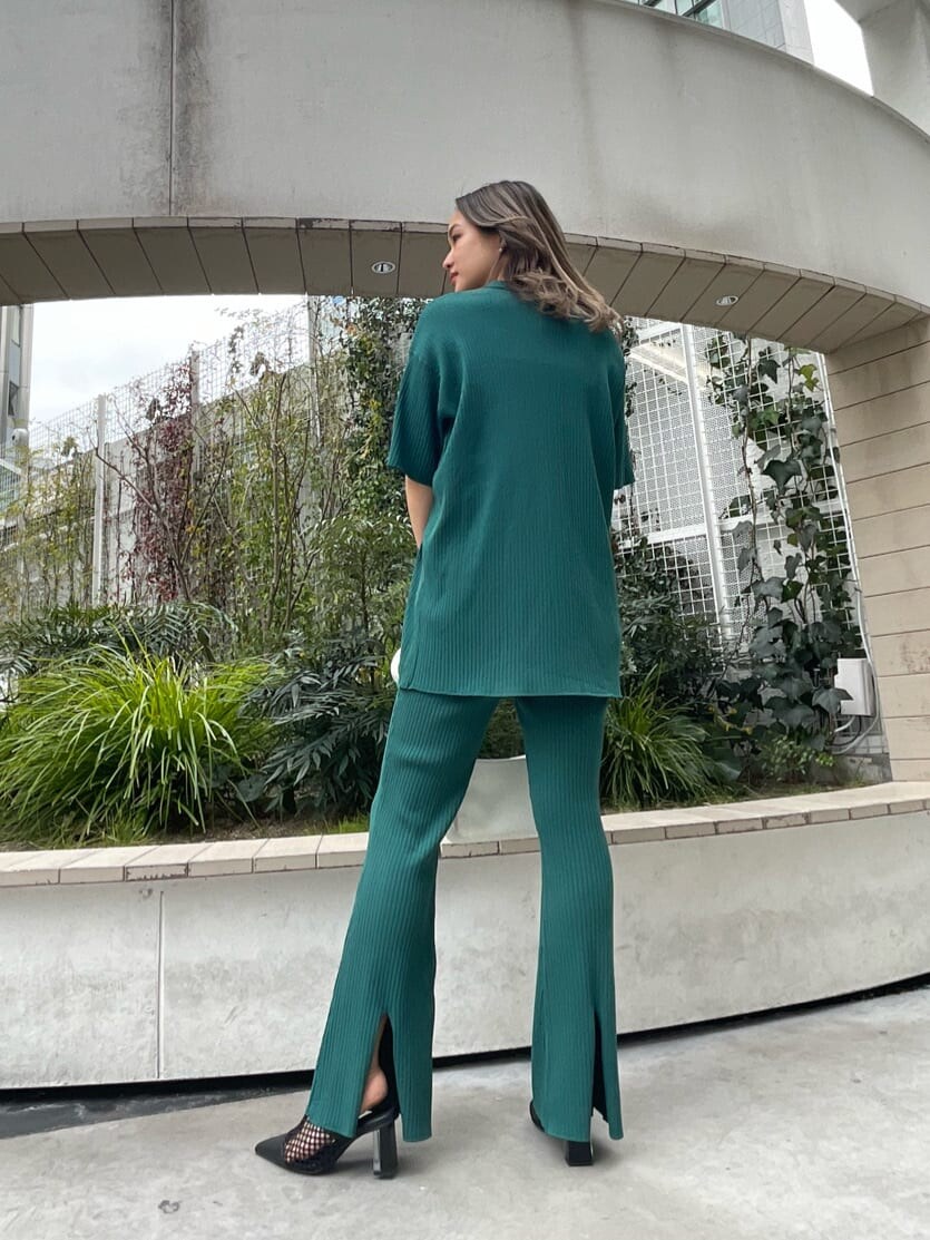 ブラック系のパンプス、ホワイト系のショルダーバッグ、グリーン系のその他パンツを着用したレディースの春コーディネートの3枚目の写真