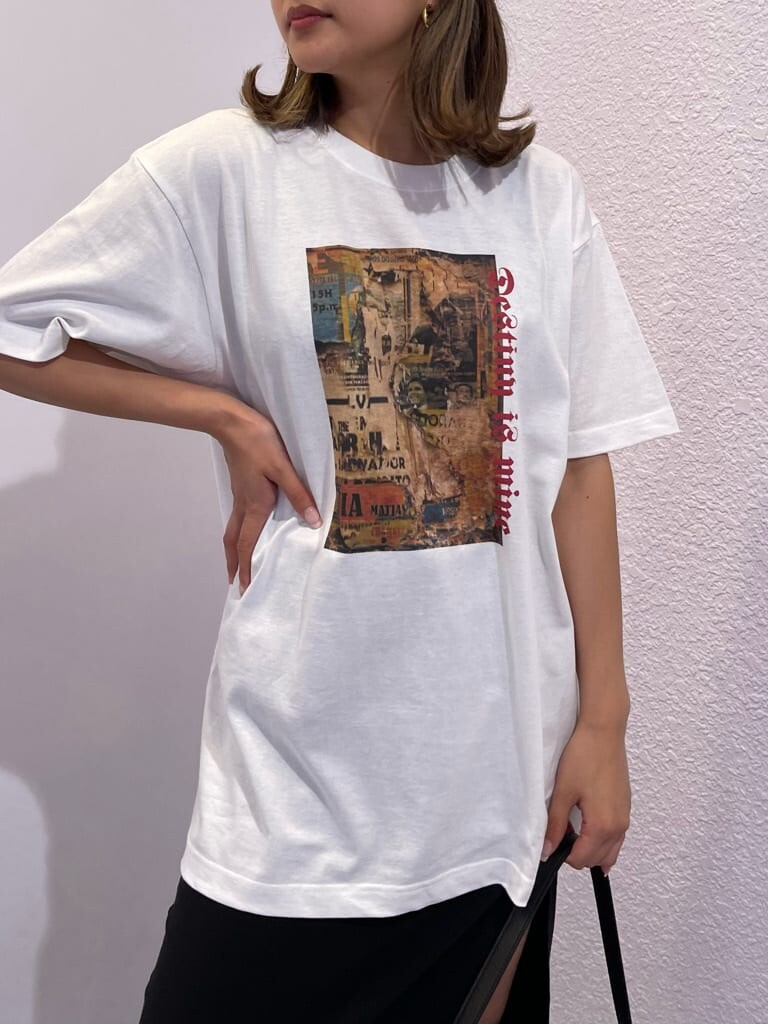 ブラック系のスカート、ブラック系のブーツ、ブラック系のショルダーバッグを着用したレディースの夏コーディネートの5枚目の写真