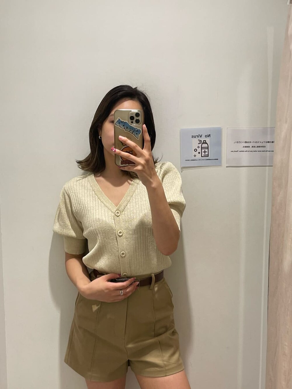 ブラック系のブーツ、ベージュ系のその他パンツ、ホワイト系のカーディガン/ボレロを着用したレディースの春コーディネートの3枚目の写真