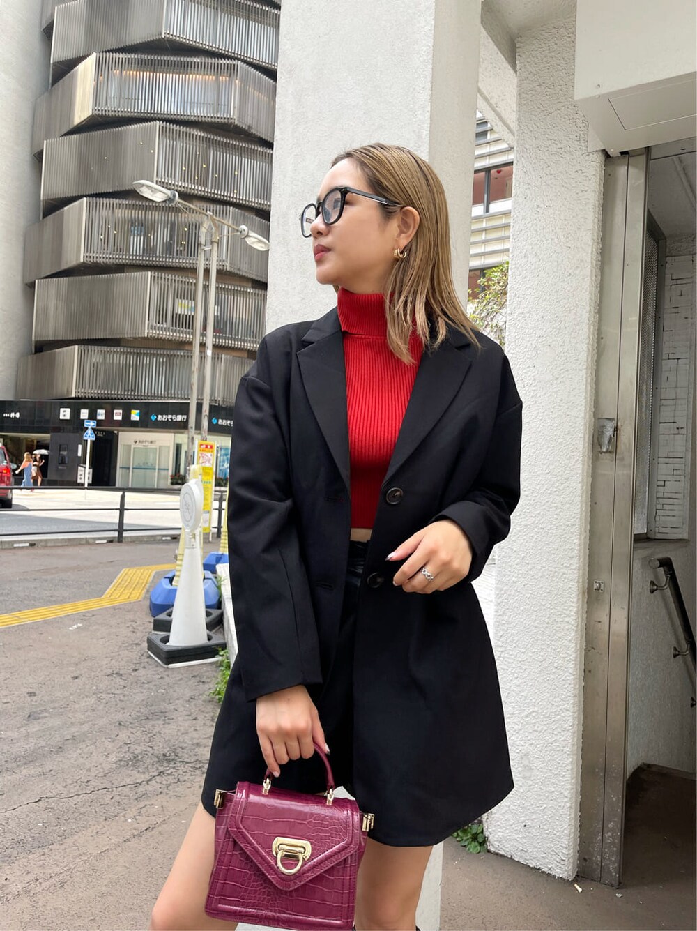 ブラック系のその他パンツ、ブラック系のブーツ、ブラック系のテーラードジャケットを着用したレディースの秋コーディネートの6枚目の写真