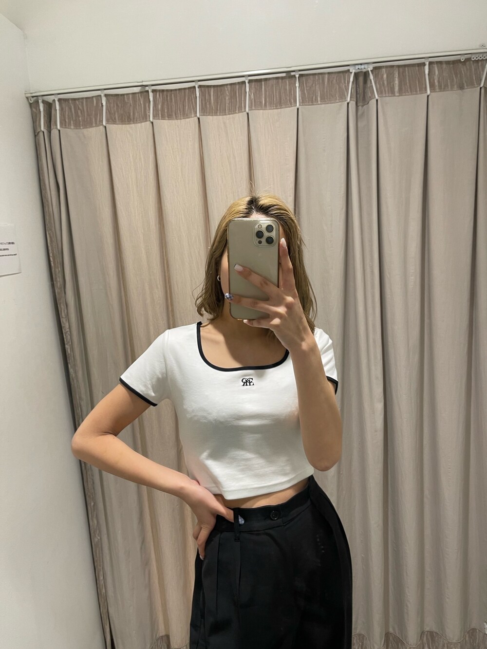 ブラック系のその他パンツ、ホワイト系のTシャツ/カットソーを着用したレディースの春コーディネートの4枚目の写真