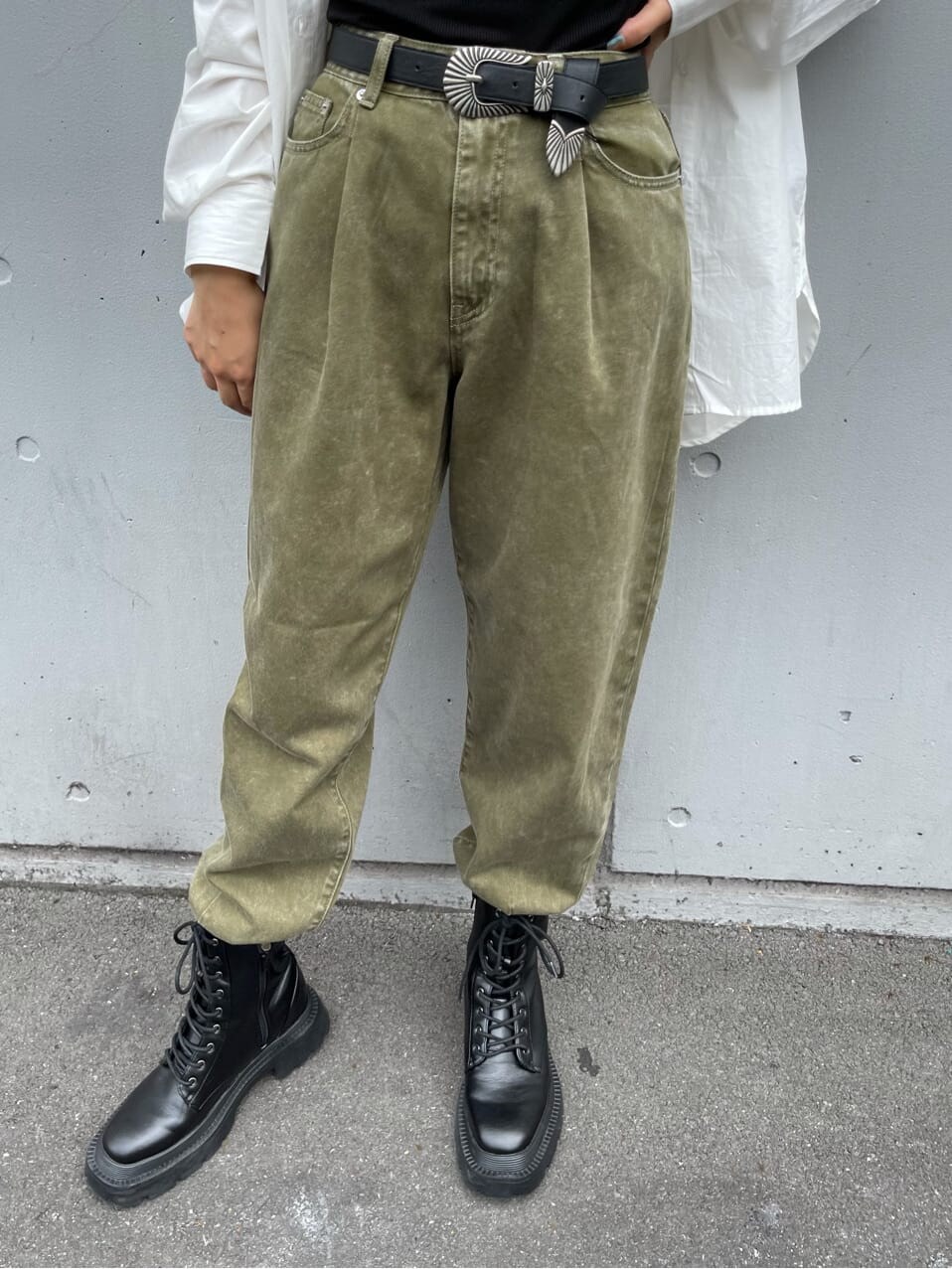 ブラック系のブーツ、ホワイト系のシャツ/ブラウス、ベージュ系のデニムパンツを着用したレディースの夏コーディネートの6枚目の写真