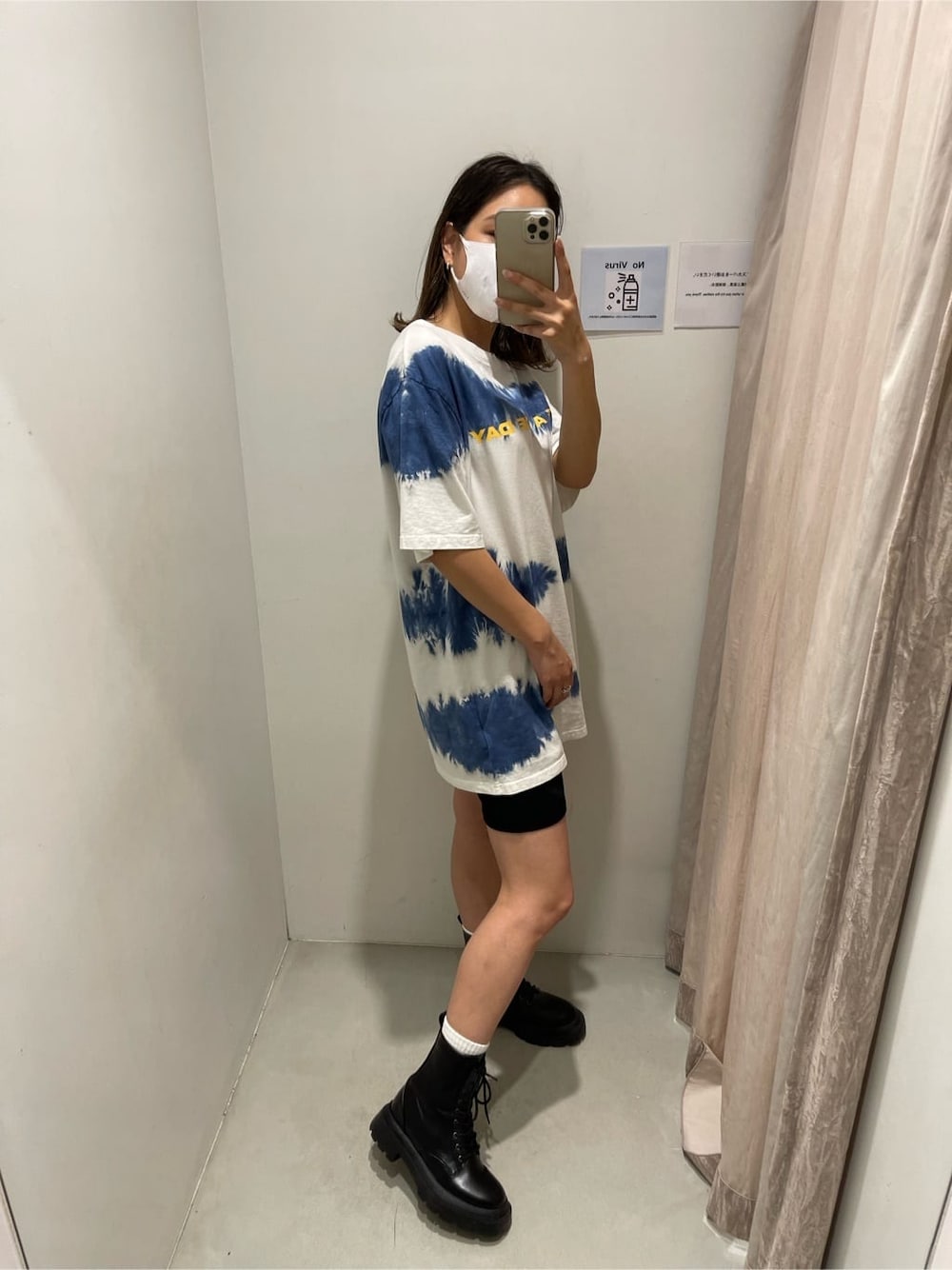 ブルー系のワンピース、ブラック系のその他パンツ、ブラック系のブーツを着用したレディースの夏コーディネートの4枚目の写真