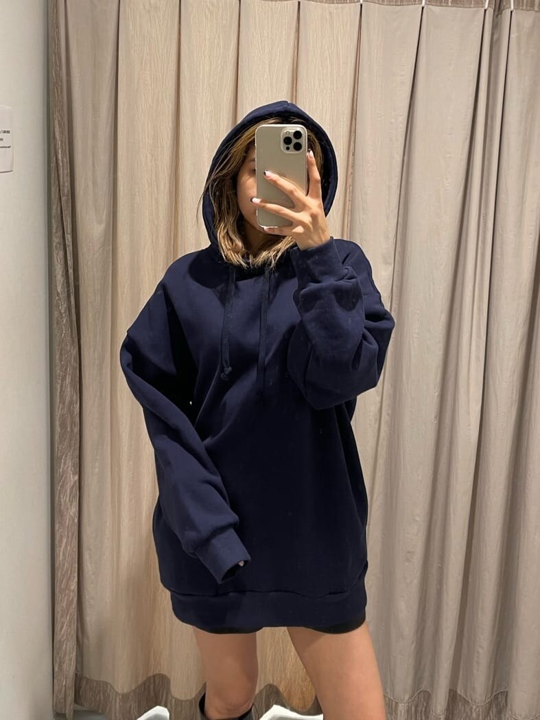 ブラック系のその他パンツ、ブラック系のブーツ、ブラック系のハンドバッグを着用したレディースの秋コーディネートの4枚目の写真