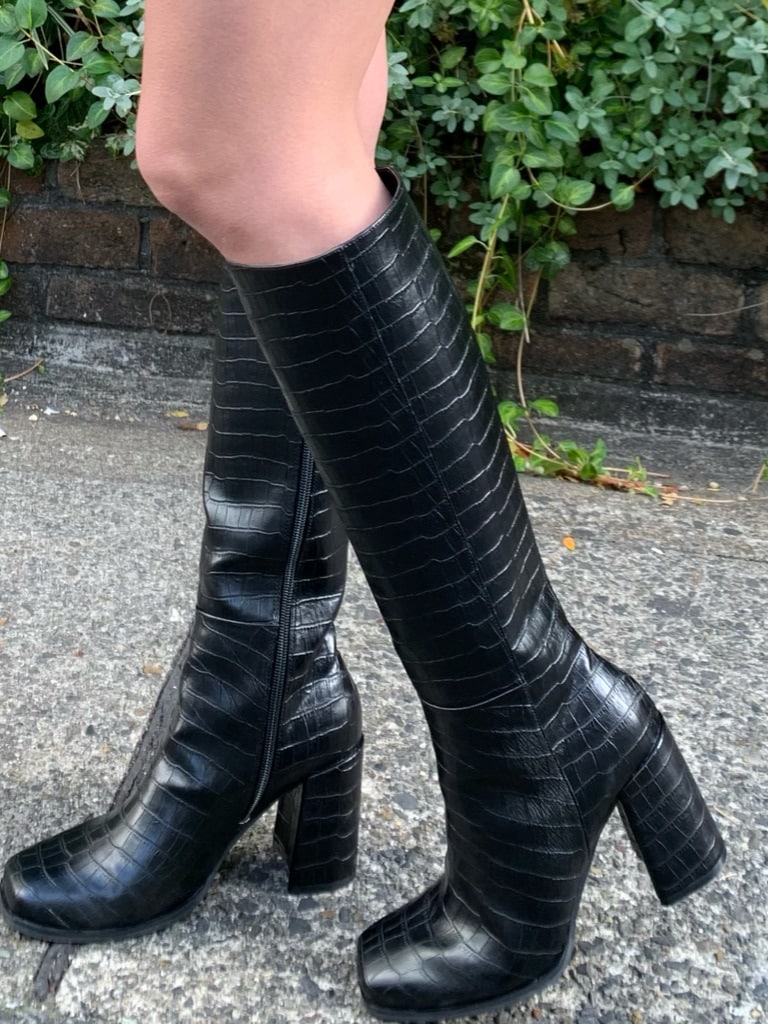 ベージュ系のシャツ/ブラウス、ブラック系のハット、ブラック系のベルトを着用したレディースの冬コーディネートの5枚目の写真