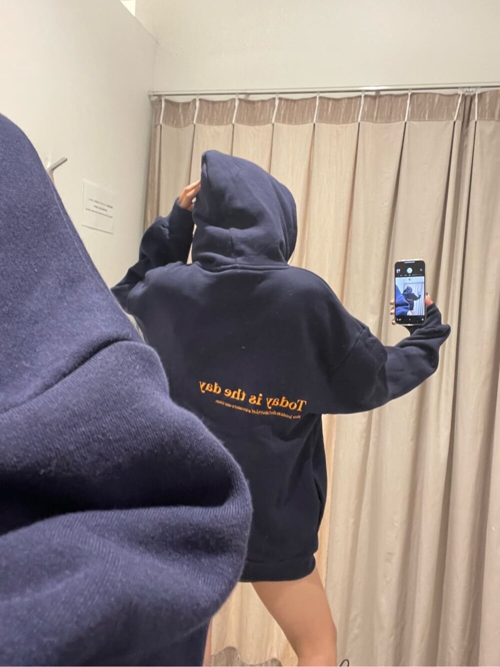 ブラック系のその他パンツ、ブラック系のブーツ、ブラック系のハンドバッグを着用したレディースの秋コーディネートの5枚目の写真