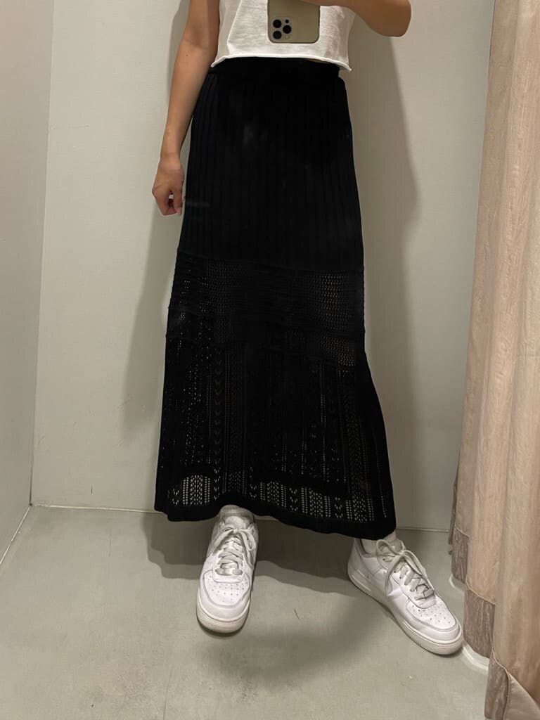 ブラック系のショルダーバッグ、ブラック系のスカート、ホワイト系のTシャツ/カットソーを着用したレディースの夏コーディネートの5枚目の写真