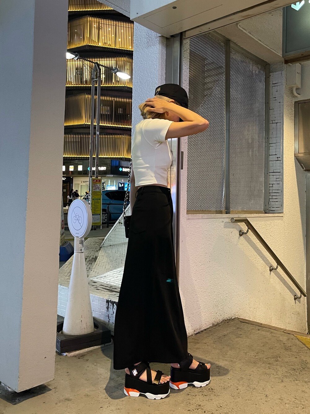 ホワイト系のTシャツ/カットソー、ブラック系のスカート、ブラック系のショルダーバッグを着用したレディースの夏コーディネートの4枚目の写真