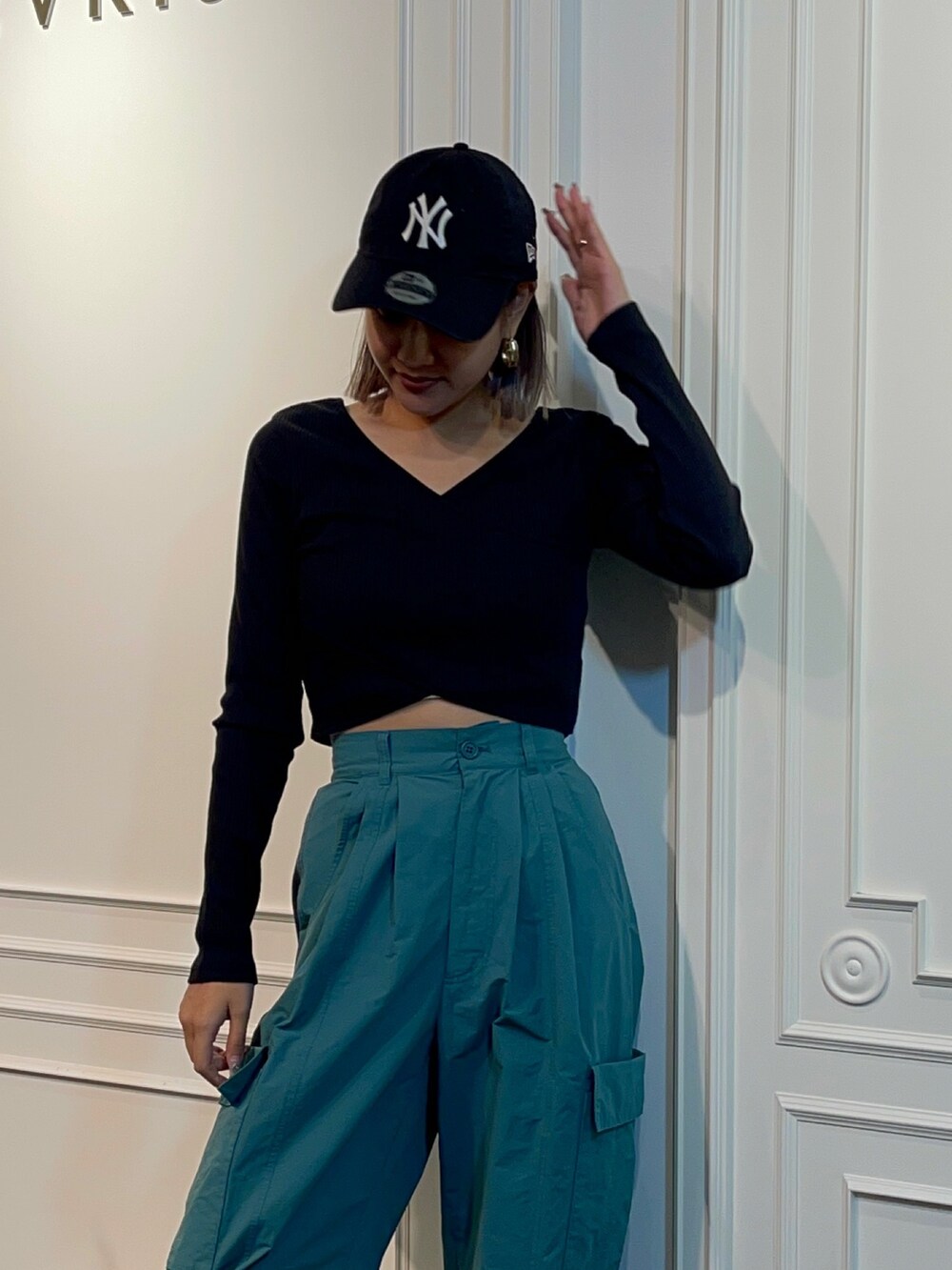 ブラック系のTシャツ/カットソー、グレー系のカーゴパンツ、ブラック系のブーツを着用したレディースの秋コーディネートの4枚目の写真