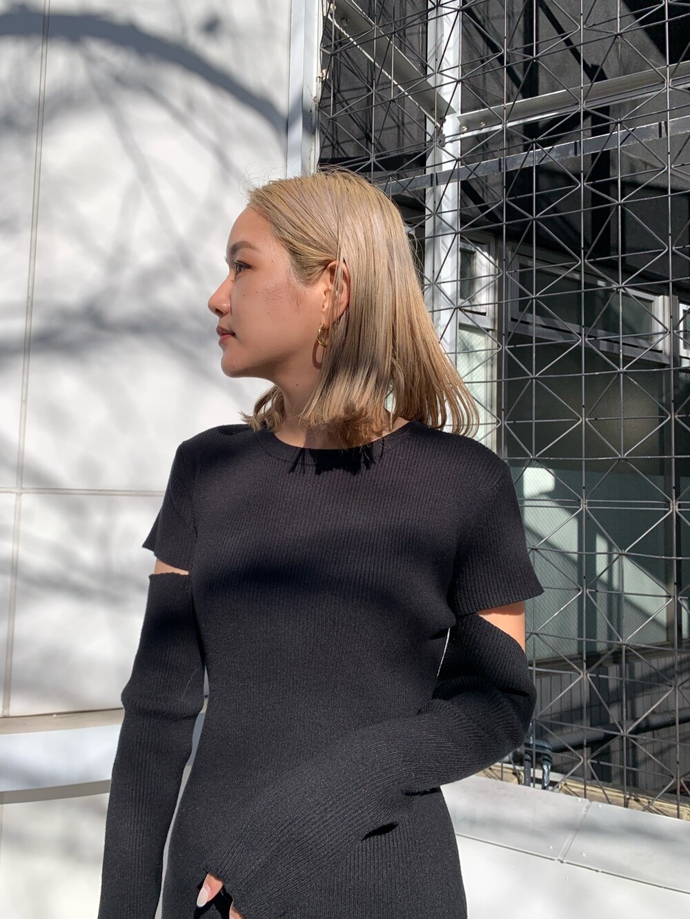 その他のスタジャン、ブラック系のボディバッグ/ウエストポーチ、ブラック系のブーツを着用したレディースの冬コーディネートの3枚目の写真