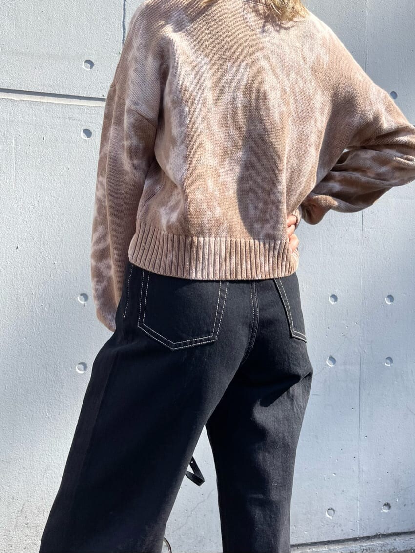 ブラック系のブーツ、ベージュ系のニット/セーター、ブラック系のデニムパンツを着用したレディースの秋コーディネートの6枚目の写真