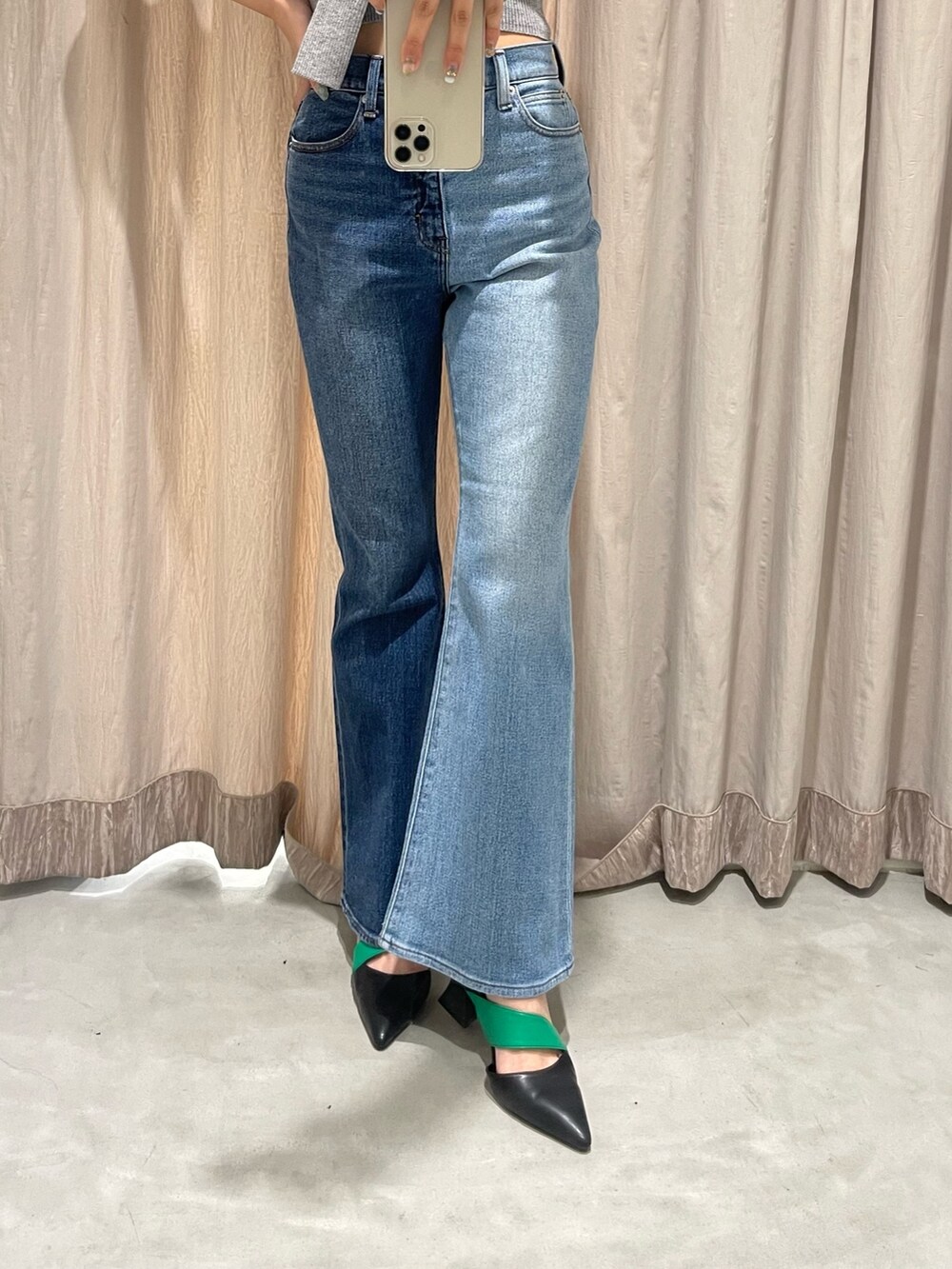 ブラック系のサンダル、グレー系のチューブトップ、ブルー系のデニムパンツを着用したレディースの春コーディネートの3枚目の写真