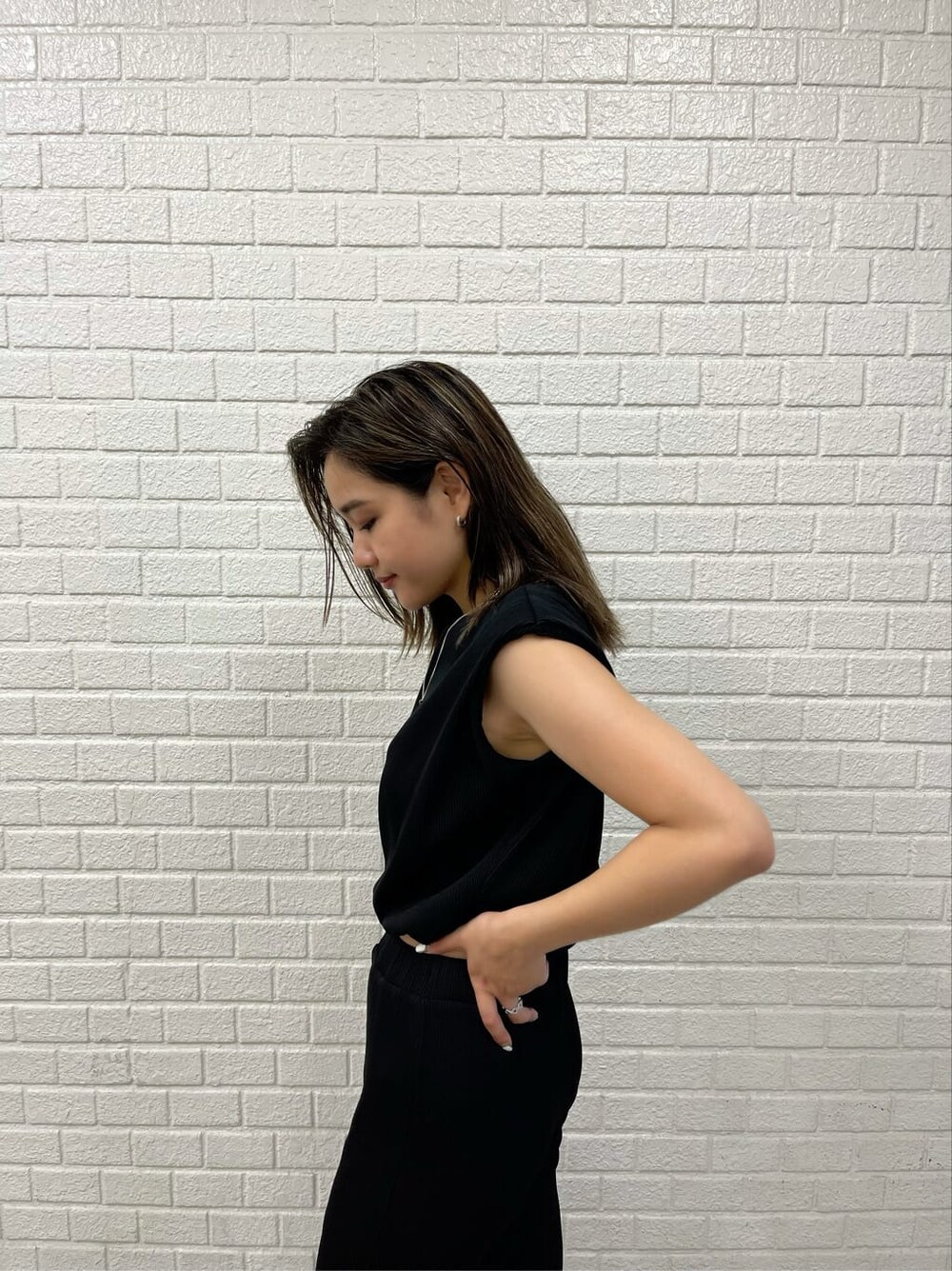 その他のサンダル、ブラック系のスラックス、ブラック系のTシャツ/カットソーを着用したレディースの夏コーディネートの6枚目の写真