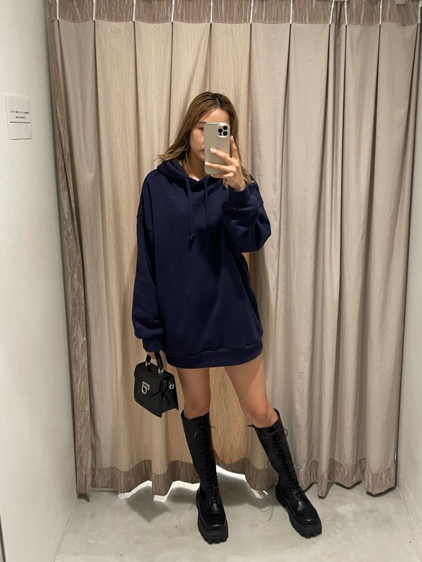 ブラック系のその他パンツ、ブラック系のブーツ、ブラック系のハンドバッグを着用したレディースの秋コーディネートの2枚目の写真