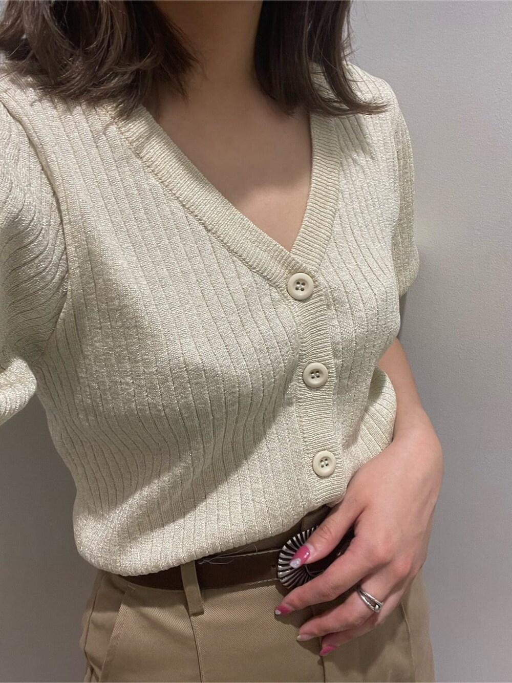 ブラック系のブーツ、ベージュ系のその他パンツ、ホワイト系のカーディガン/ボレロを着用したレディースの春コーディネートの5枚目の写真