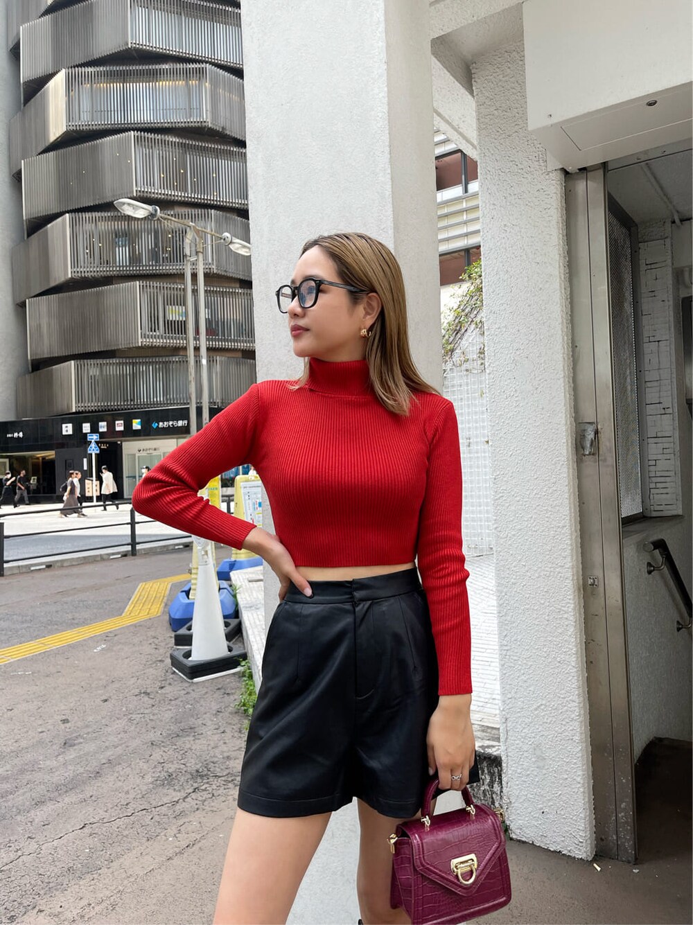 ブラック系のその他パンツ、ブラック系のブーツ、ブラック系のテーラードジャケットを着用したレディースの秋コーディネートの7枚目の写真