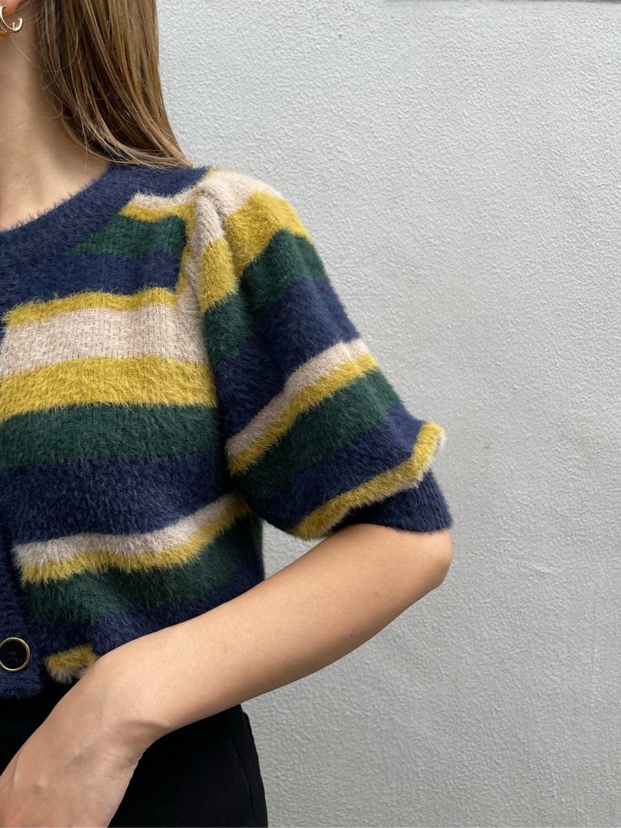 ブラック系のスカート、その他のブーツ、ブラック系のショルダーバッグを着用したレディースの秋コーディネートの8枚目の写真