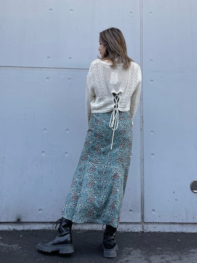 ブラック系のブーツ、グリーン系のワンピース、ホワイト系のニット/セーターを着用したレディースの春コーディネートの4枚目の写真