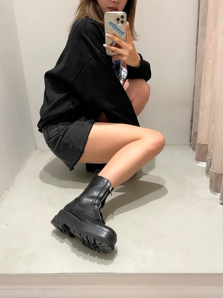 ブラック系のブーツ、ブラック系のデニムスカート、ブラック系のスウェットを着用したレディースの冬コーディネートの6枚目の写真