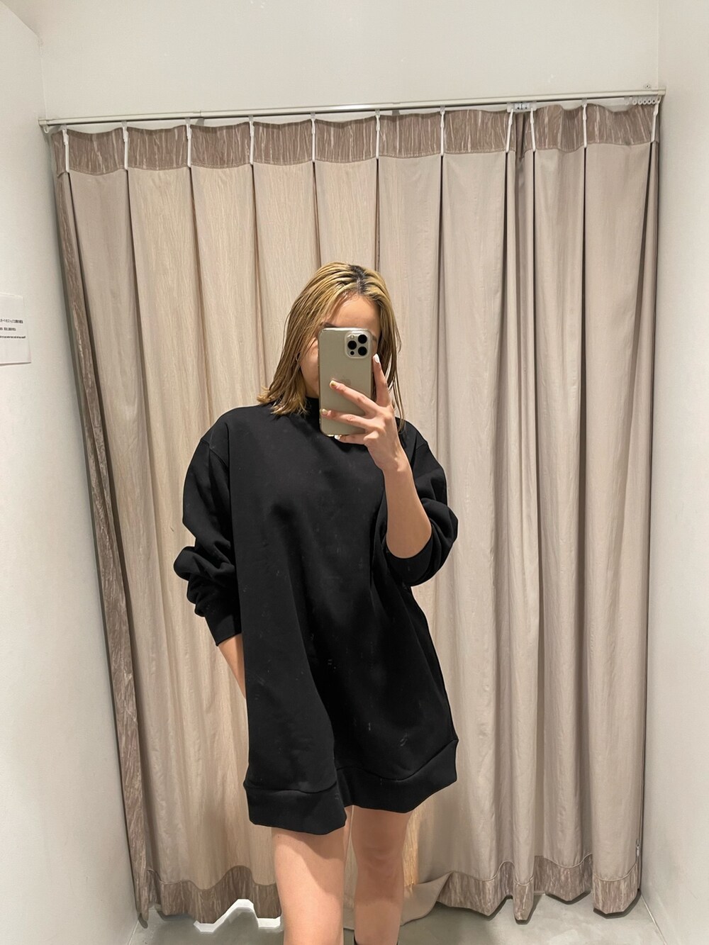 ブラック系のブーツ、グレー系のその他アウター、ブラック系のワンピースを着用したレディースの冬コーディネートの3枚目の写真