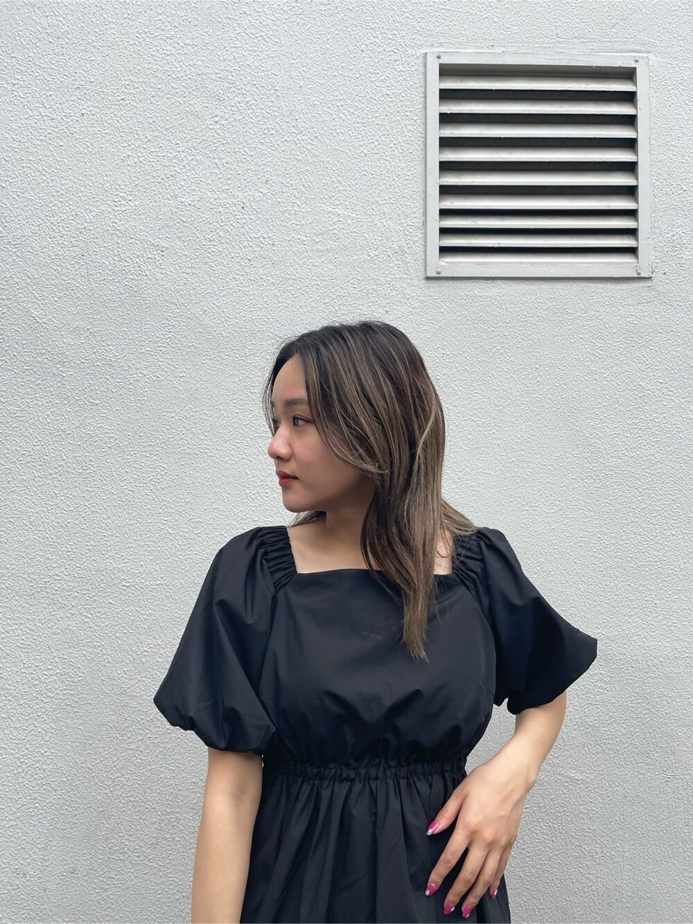 グリーン系のボストンバッグ、ブラック系のワンピース、ホワイト系のサンダルを着用したレディースの春コーディネートの5枚目の写真