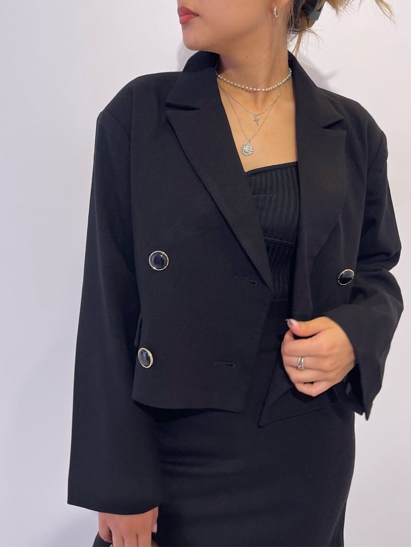 ブラック系のブーツ、ブラック系のテーラードジャケット、ブラック系のカーディガン/ボレロを着用したレディースの秋コーディネートの6枚目の写真