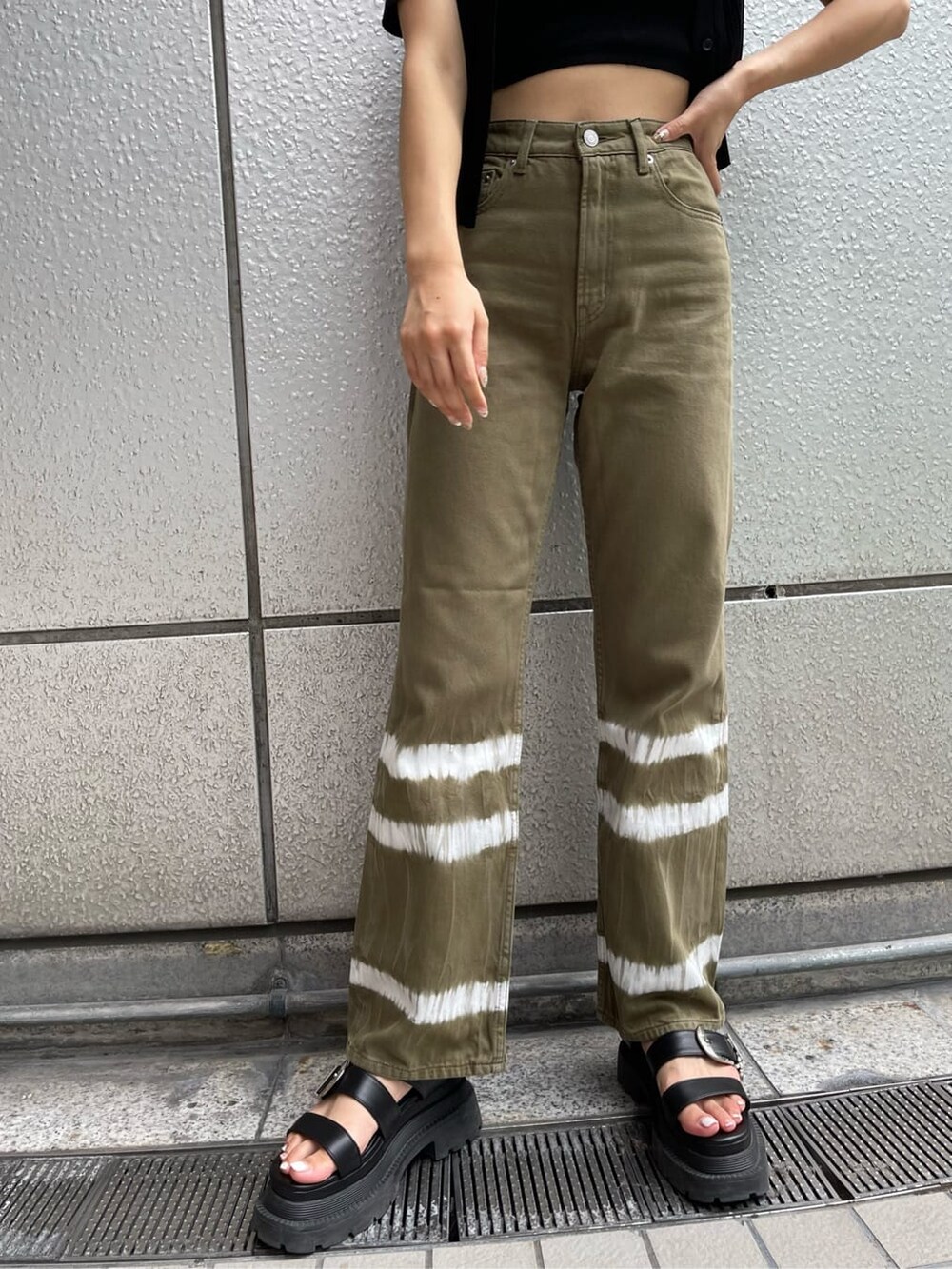 ブラック系のサンダル、ベージュ系のデニムパンツ、ブラック系のニット/セーターを着用したレディースの夏コーディネートの7枚目の写真