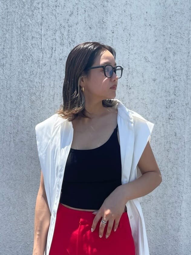 ブラック系のハンドバッグ、ブラック系のキャミソール、ホワイト系のシャツ/ブラウスを着用したレディースの夏コーディネートの5枚目の写真