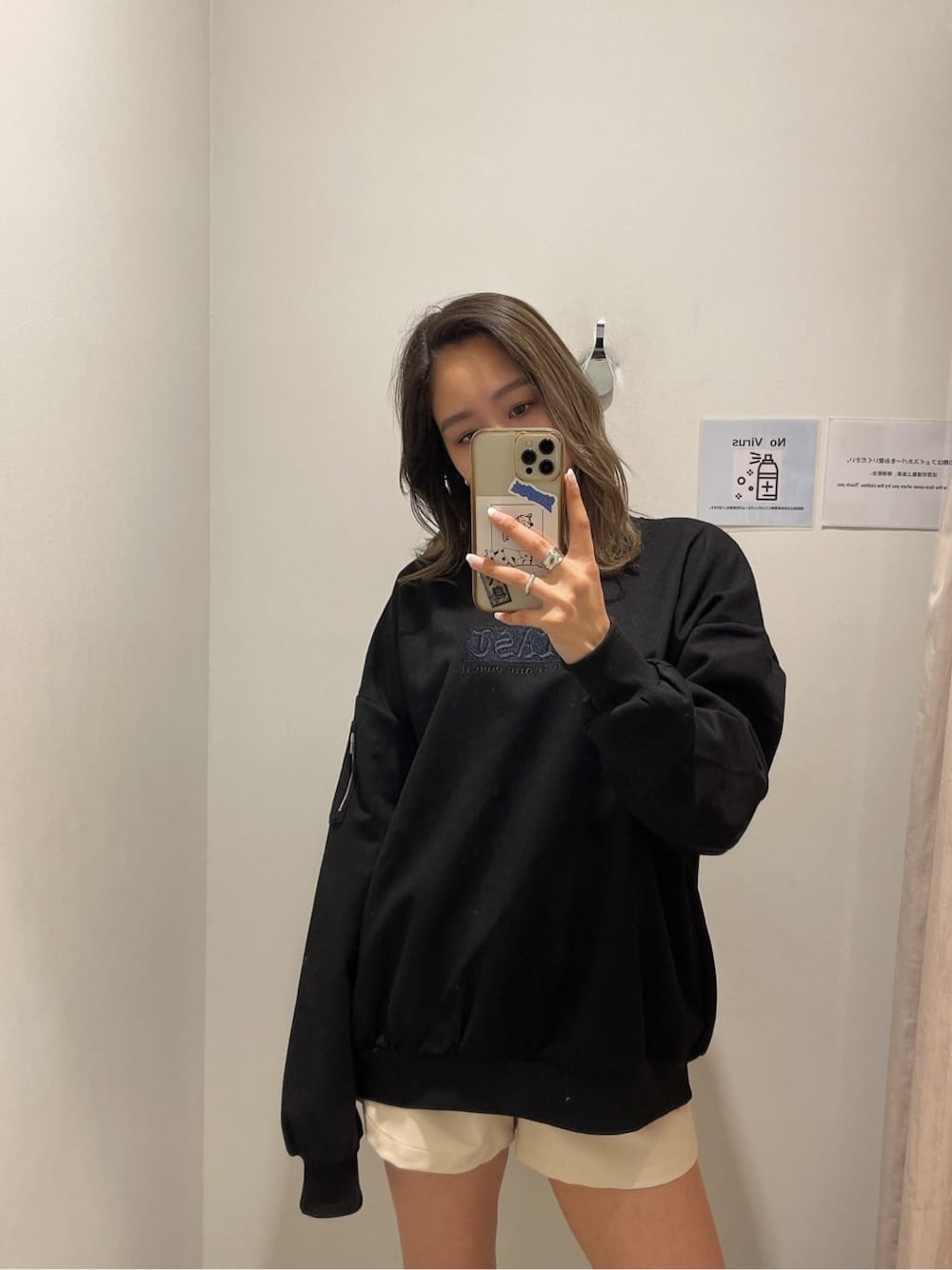 ブラック系のその他アウター、ホワイト系のその他パンツ、ブラック系のブーツを着用したレディースの秋コーディネートの4枚目の写真