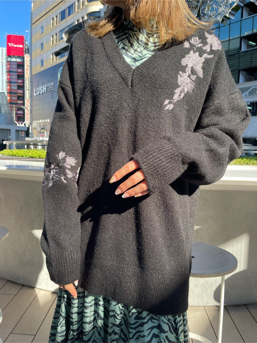 ブラック系のブーツ、グリーン系のワンピース、ブラック系のニット/セーターを着用したレディースの冬コーディネートの4枚目の写真