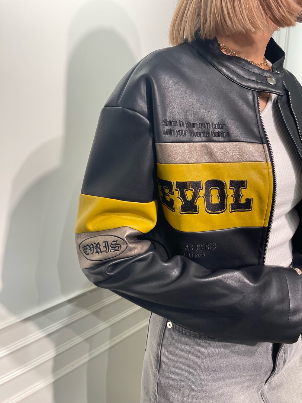 ブラック系のデニムスカート、ブラック系のブーツ、ホワイト系のTシャツ/カットソーを着用したレディースの夏コーディネートの9枚目の写真