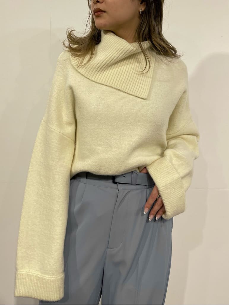 その他のブーツ、ホワイト系のニット/セーター、ブルー系のその他パンツを着用したレディースの冬コーディネートの4枚目の写真