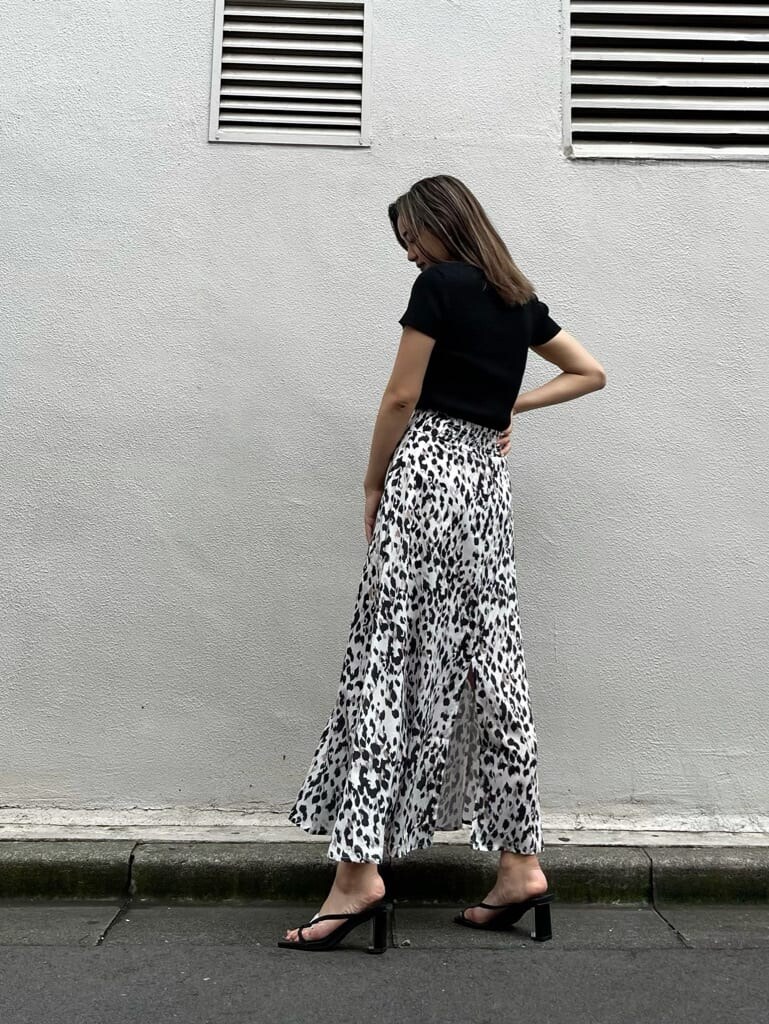 その他のスカート、ブラック系のサンダル、ブラック系のニット/セーターを着用したレディースの夏コーディネートの4枚目の写真