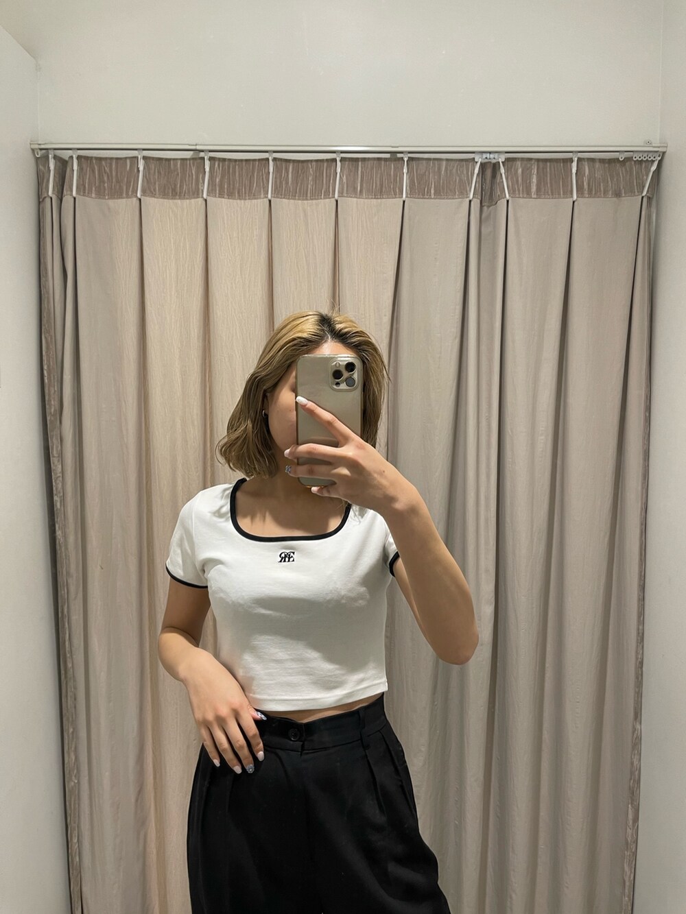 ブラック系のその他パンツ、ホワイト系のTシャツ/カットソーを着用したレディースの春コーディネートの8枚目の写真