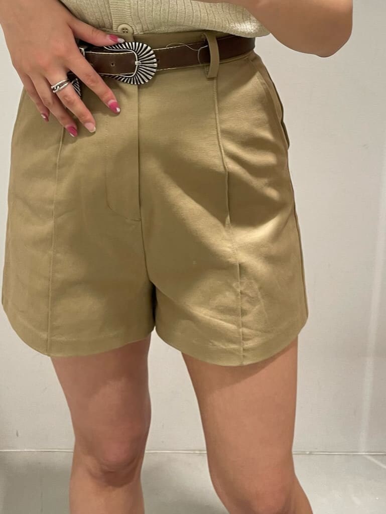 ブラック系のブーツ、ベージュ系のその他パンツ、ホワイト系のカーディガン/ボレロを着用したレディースの春コーディネートの7枚目の写真