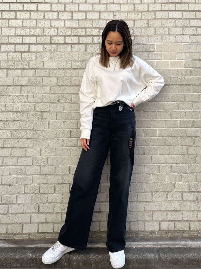 ブラック系のデニムパンツ、ホワイト系のTシャツ/カットソー、ホワイト系のベルトを着用したレディースの冬コーディネートの7枚目の写真