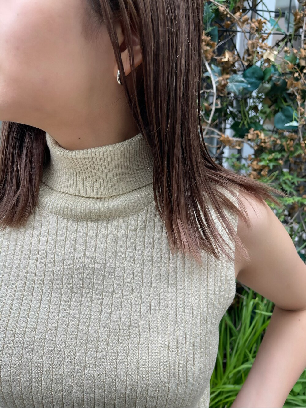 ベージュ系のデニムパンツ、ホワイト系のタンクトップ、ホワイト系のサンダルを着用したレディースの春コーディネートの3枚目の写真