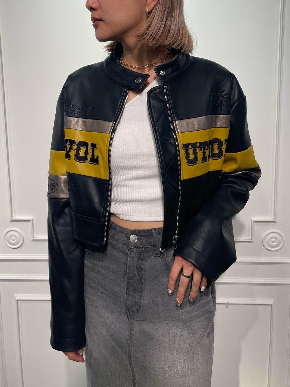 ブラック系のデニムスカート、ブラック系のブーツ、ホワイト系のTシャツ/カットソーを着用したレディースの夏コーディネートの8枚目の写真