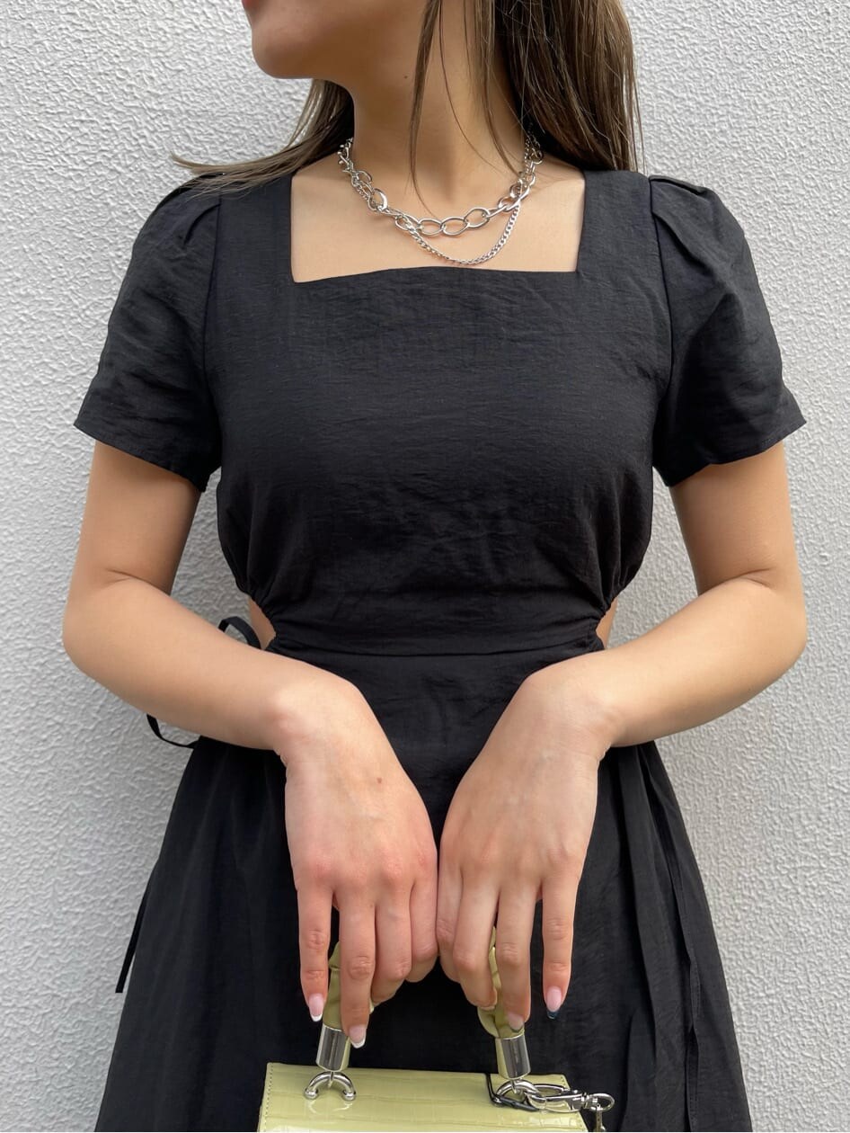 ブラック系のブーツ、グリーン系のショルダーバッグ、ブラック系のワンピースを着用したレディースの春コーディネートの6枚目の写真