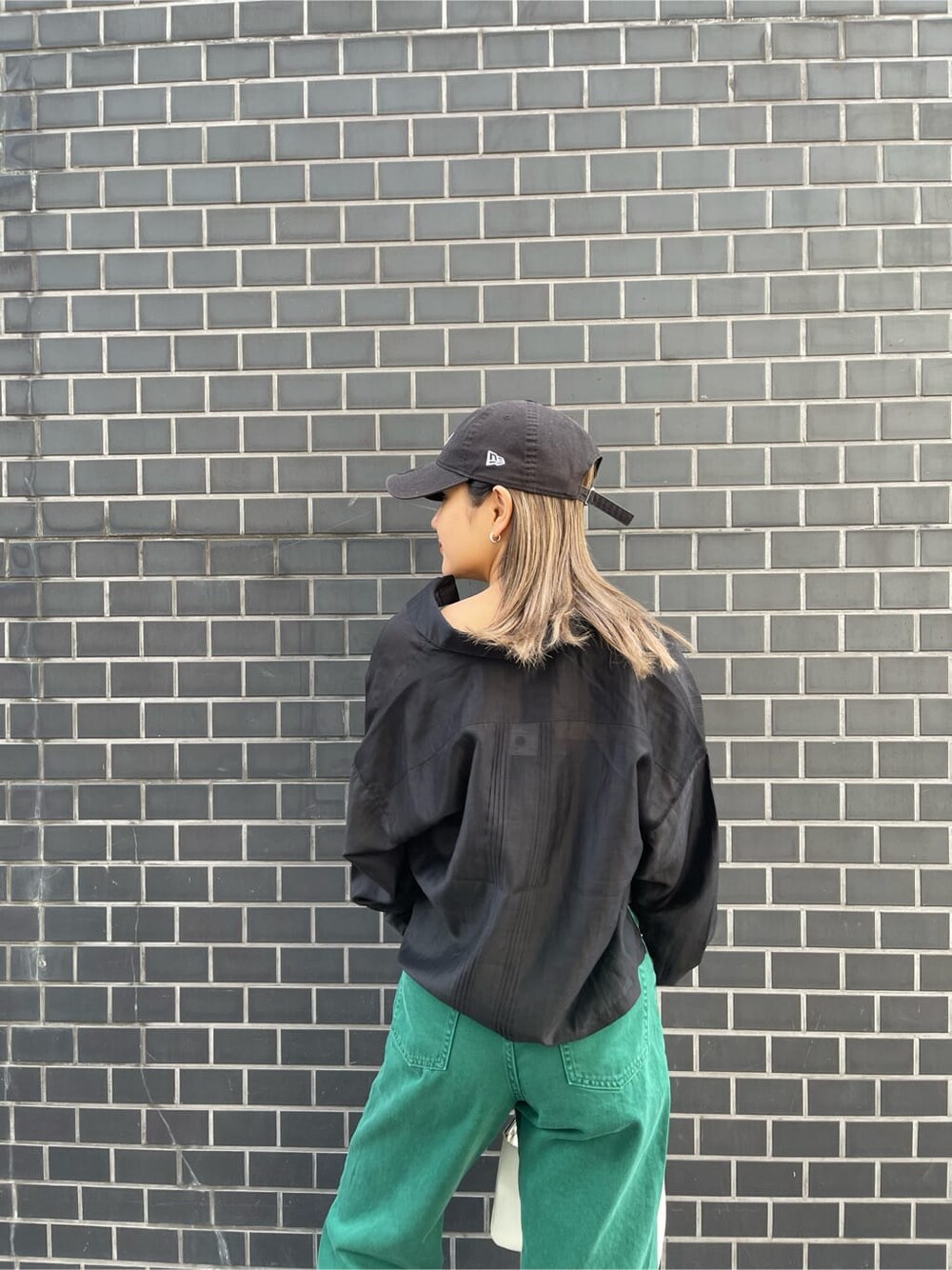 ホワイト系のショルダーバッグ、ブラック系のキャミソール、ブラック系のシャツ/ブラウスを着用したレディースの春コーディネートの8枚目の写真