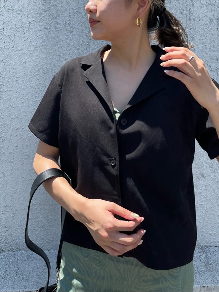 グリーン系のワンピース、ブラック系のサンダル、ブラック系のショルダーバッグを着用したレディースの夏コーディネートの6枚目の写真