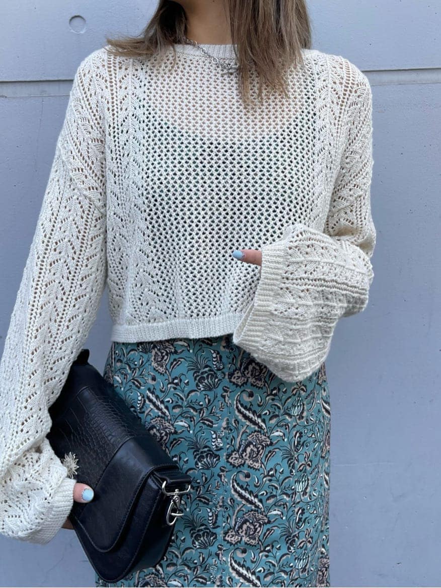 ブラック系のブーツ、グリーン系のワンピース、ホワイト系のニット/セーターを着用したレディースの春コーディネートの5枚目の写真