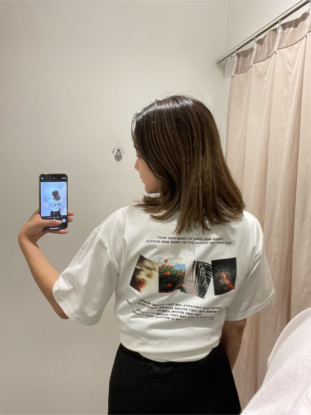 ブラック系のショルダーバッグ、ホワイト系のTシャツ/カットソー、ブラック系のスカートを着用したレディースの春コーディネートの5枚目の写真