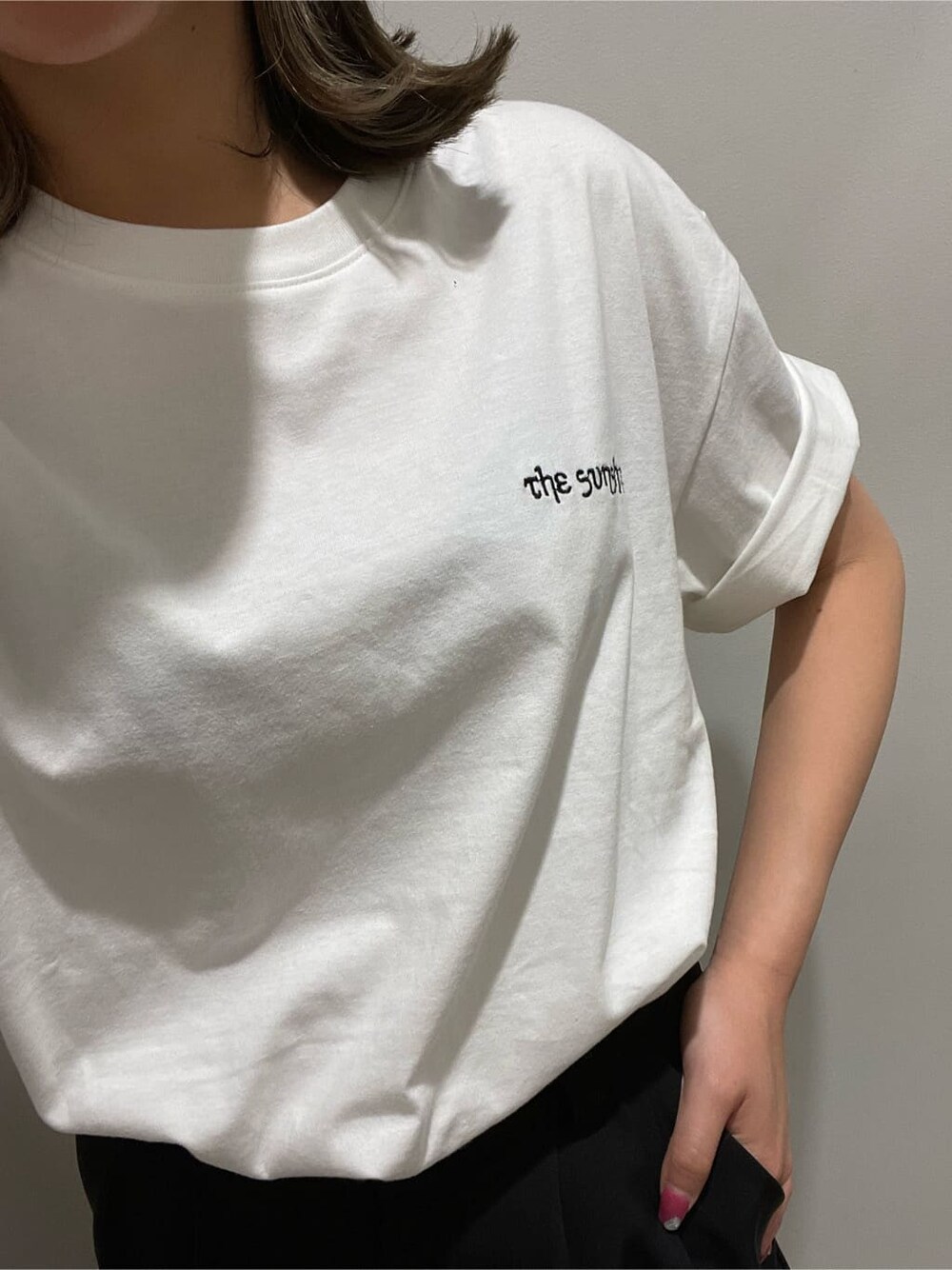 ブラック系のブーツ、ブラック系のその他パンツ、ホワイト系のTシャツ/カットソーを着用したレディースの春コーディネートの4枚目の写真