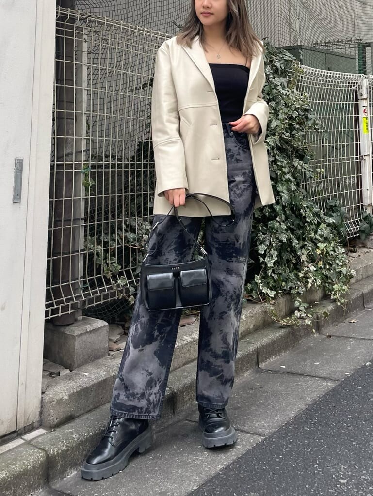 ブラック系のテーラードジャケット、ブラック系のショルダーバッグ、ブラック系のブーツを着用したレディースの冬コーディネートの2枚目の写真