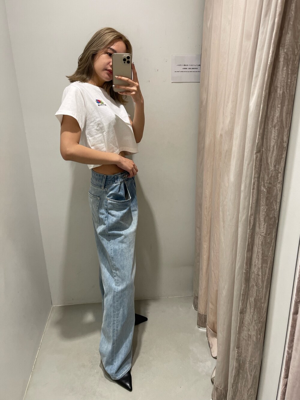 ブラック系のサンダル、ブルー系のデニムパンツ、ホワイト系のTシャツ/カットソーを着用したレディースの夏コーディネートの3枚目の写真