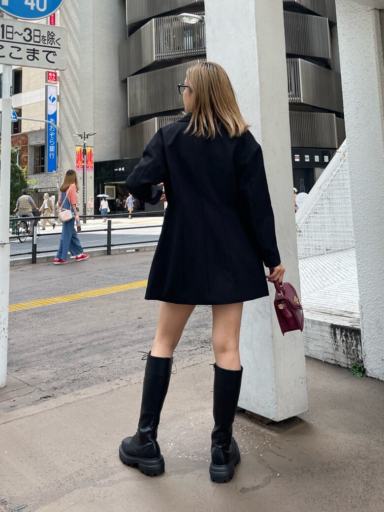 ブラック系のその他パンツ、ブラック系のブーツ、ブラック系のテーラードジャケットを着用したレディースの秋コーディネートの4枚目の写真